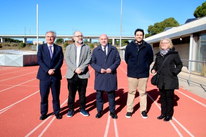 El delegat del govern espanyol a Catalunya, Carlos Prieto; l'alcalde de Cambrils, Alfredo Clúa i regidors de l'equip de govern i el subdelegat accidental a Tarragona, durant la vista feta a les instal·lacions esportives del municipi.