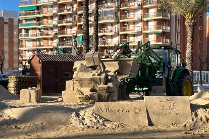 Una màquina enderroca el pessebre de sorra de la Pineda.