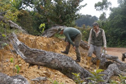 Dos investigadors treballant en un dels jaciments de Río Campo, a Guinea Equatorial.