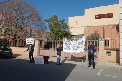 Extreballadors manifestant-se davant la Fundició Artística Vilà de Valls