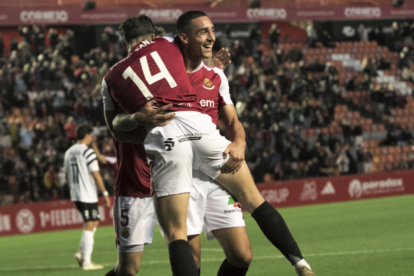 El davanter del Nàstic, Pablo Fernández, abraçant-se amb el migcampista Óscar Sanz per celebrar un dels seus dos gols durant el duel contra la Segoviana, dissabte.