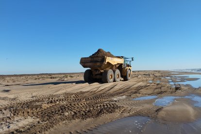 Un camió transportant sorra a la barra del Trabucador.