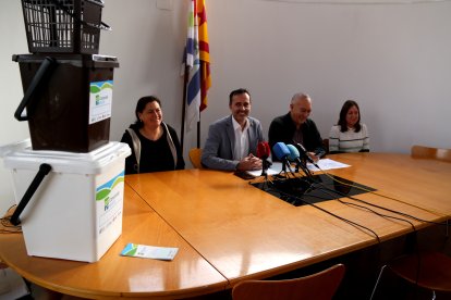 L'alcalde de Tortosa, Jordi Jordan, l'alcalde de Campredó, Damià Grau, la regidora de Tortosa Marga Abelló i la responsable de l'empresa Acciona, Laura Pellicer.