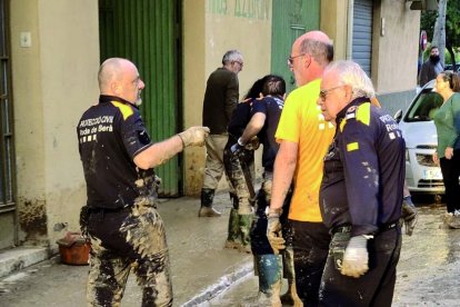 Imatge de diversos voluntaris de Protecció Civil de Roda de Berà treballant a Moncada.