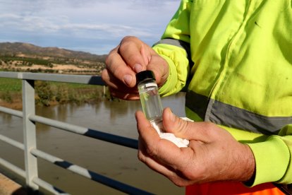 Un operari de Tragsa amb una mostra de terbolesa de l'aigua a Riba-roja.