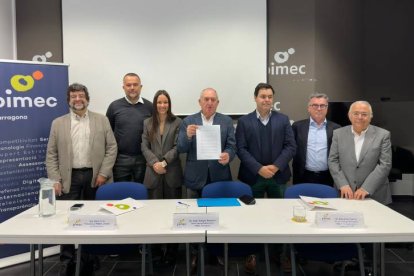 Membres de PIMEC Tarragona amb el manifest.