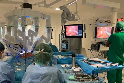 Una cirugia amb el robot DaVinci a l'Hospital Sant Joan de Reus.