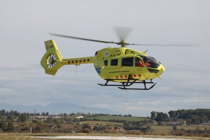 Uno de los helicópteros del SEM aterrizando en el helipuerto del Parque Taulí.