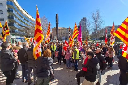 La manifestació va tenir lloc davant la Subdelegació del Govern central, sota el lema ‘Amb els drets de la gent no s’hi juga’.