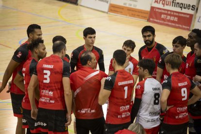 Els jugadors del CV Sant Pere i Sant Pau rebent instruccions del tècnic Vlado Stevovski.