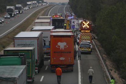 El conductor d'un camió ha mort després de bolcar a l'AP-7, a l'Hospitalet de l'Infant.