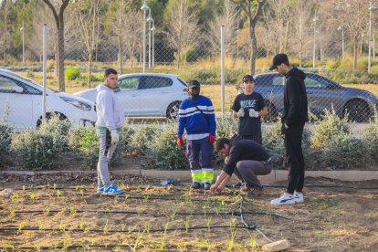 Els joves al Jardí Agrari del Camp.