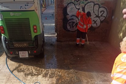 Dos operaris netejant els carrers de la ciutat.