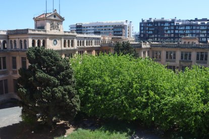 Imatge de la façana principal i els jardins de la Tabacalera, des del terrat.