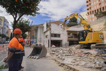 Imatge d'una màquina excavant al residencial que s'està construïnt a la Via Augusta.