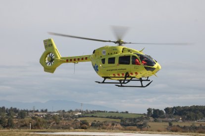 Un dels helicòpters del SEM aterrant a l'heliport del Parc Taulí.