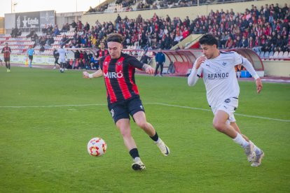 El jugador del Reus FC Reddis, Joan Torrents, en una de les accions ofensives dels locals