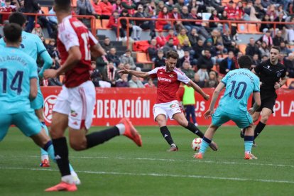 El migcampista del Nàstic, Roberto Torres, provant un tir des de la frontal de l’àrea en una de les poques ocasions del conjunt grana dissabte.