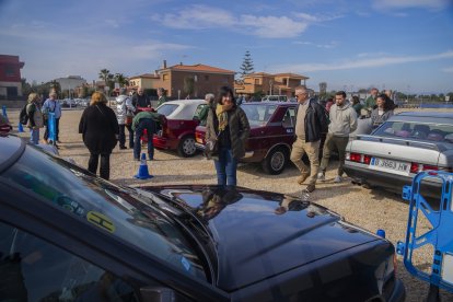 Diversos cotxes clàssics a l'esplanada del Castell de Vila-seca.