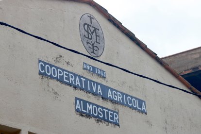 Façana de la cooperativa d'Almoster.