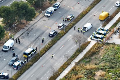 Imatge aèria del dispositiu policial al polígon Riu Clar.