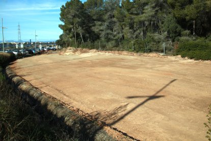 Terreny de l'estació del Camp de Tarragona, on Adif va començar a construir un aparcament provisional.