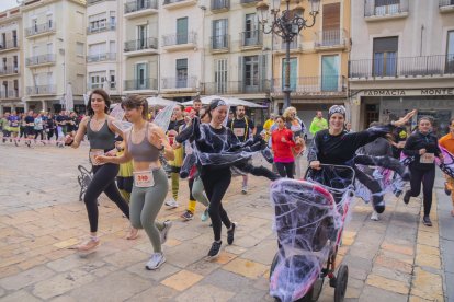 Participants disfressats durant la primera cursa de Carnestoltes de Reus.