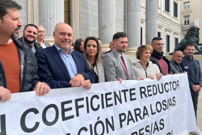 Concentración en el Congreso de trabajadores del sector petroquímico y de representantes de ERC para pedir un coeficiente de reducción de la edad de jubilación.