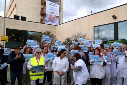 Algunos de los sanitarios con pancartas delante del Hospital de Tortosa.