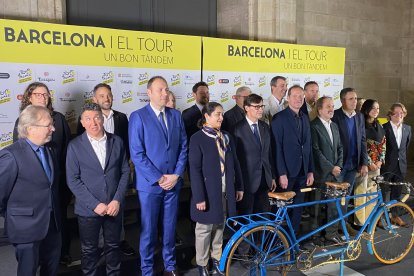 Los distintos representantes, con el alcalde Rubén Viñuales en el centro de la imagen, durante la presentación del Tour de Francia 2026.