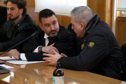 El acusado de matar a su padre en el Catllar en 2023, habla con su abogado al inicio de la primera jornada del juicio con jurado popular que se celebra en la Audiencia de Tarragona.