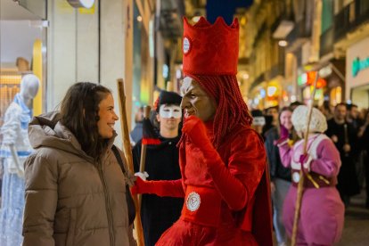 Un instant de la representació del Ball del Carnestoltes i els Set Pecats pels carrers del nucli.