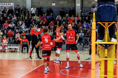 Los jugadores del CV Sant Pere i Sant Pau celebrando un punto.