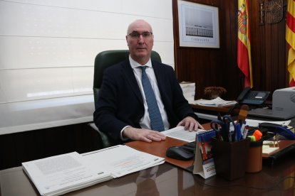 El presidente de la Audiencia de Tarragona, Joan Perarnau, en su despacho.