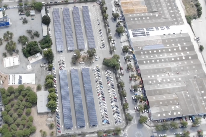 Fotografia d’arxiu de la instal·lació solar del dipòsit de vehicles.