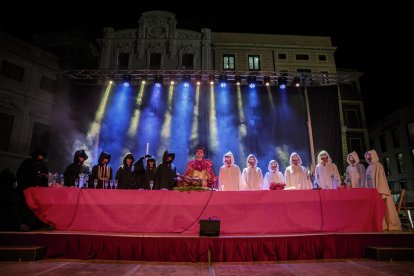 La llegada de Su Majestad el Rey Carnestoltes y la lectura del pregón tuvieron lugar ayer en la plaza del Mercadal ante la mirada de decenas de personas.