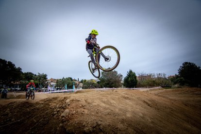 Un dels alumnes dels Bikeparks Costa Daurada en una de les competicions organitzades per l’entitat.