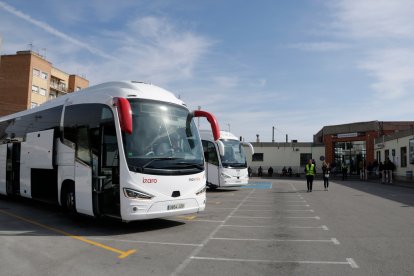 Dos autobusos del servei alternatiu per carretera, a l'espera d'usuaris a l'estació de Sant Vicenç de Calders.