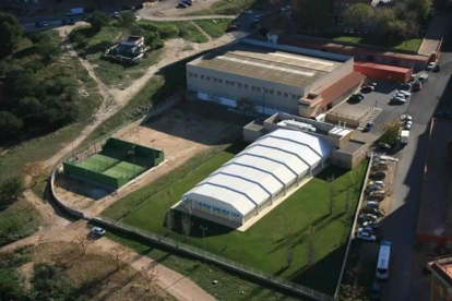 Se prevé que el gimnasio se edifique entre el pabellón y la piscina del complejo deportivo municipal del barrio.