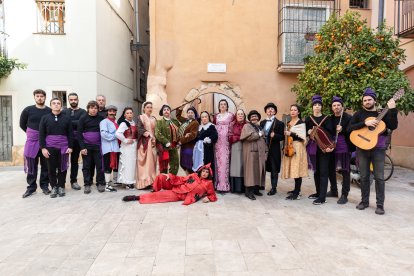 Imatge de les actrius de ‘Sogra i Nora’, músics i altres membres de l’associació.