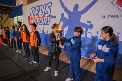 Els capitans de les diferents escoles passant-se la torxa olímpica abans d’encendre el peveter.