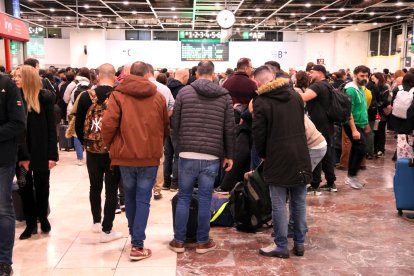 Aglomeración de gente en el vestíbulo de Sants por la avería que afecta a los trenes de alta velocidad