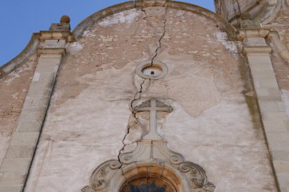 Imatge d'arxiu de la façana de l'església de Barberà de la Conca, amb una esquerda que la travessa, de dalt a baix.