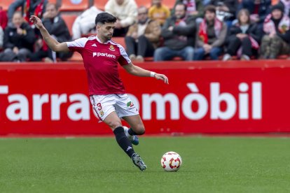 El jugador del Nàstic, Gorka Pérez, durante el duelo contra el Bilbao Athletic en el Nou Estadi Costa Daurada.