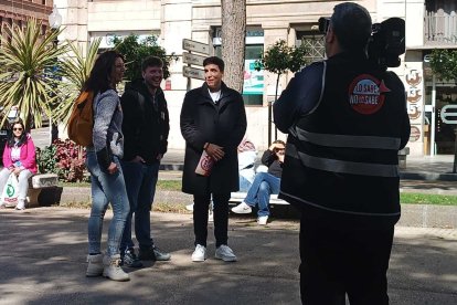El presentador del programa, Xuso Jones, preguntant a dues persones a la Rambla de Tarragona.