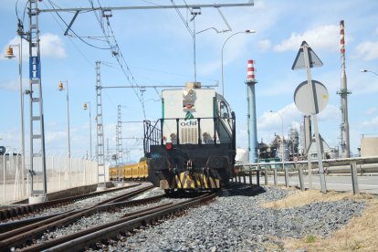 Un tren circulante por las vías que acceden al Port de Tarragona.