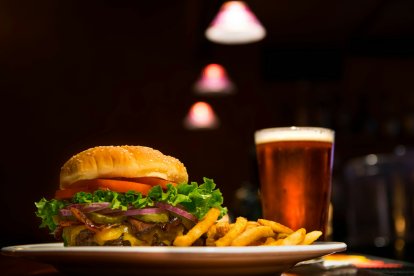 Imatge d'arxiu d'una hamburguesa amb cervesa.