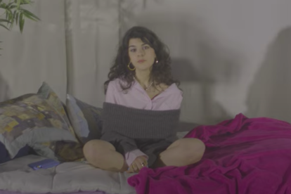 Imagen de la chica en el videoclip de «Deixa un missatge».