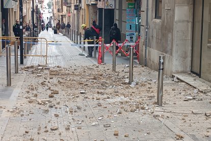 Imagen del material que se ha precipitado en la vía pública desde la fachada de un hotel en la calle Reding de Tarragona.