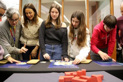 La consellera de Educació, Esther Niubó, resolviendo problemas matemáticos con alumnos en el Museo de las Matemáticas de Tarragona.